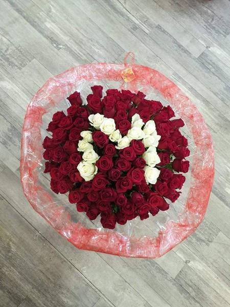 Un bouquet de roses rouges pour une demande en mariage, oui, mais combien de roses ?